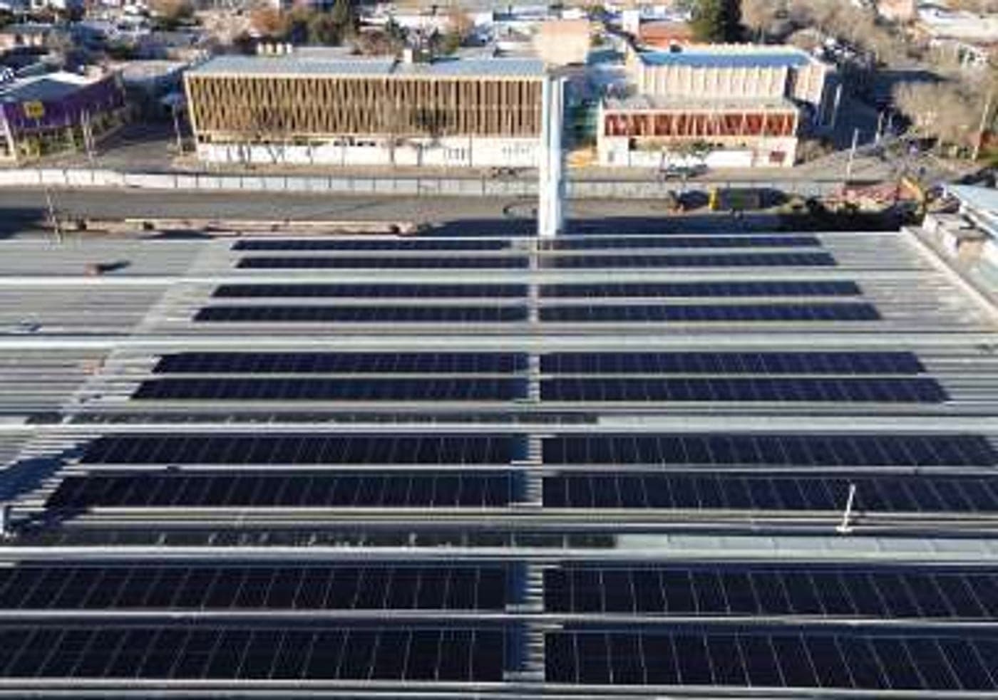Vista aérea de una gran cubierta comercial cubierta de paneles fotovoltaicos