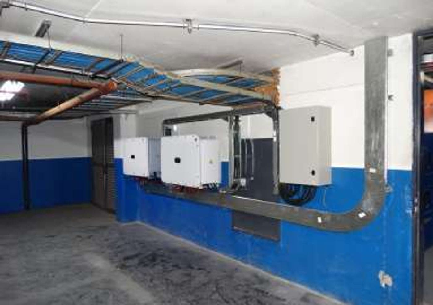Sala técnica con inversores centrales instalados sobre pared
